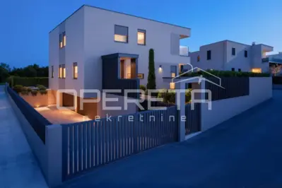 Istria, Novigrad - modern semi-detached house with pool, garage and nature views