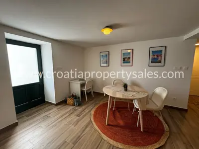 Kamena kuća 215 m², Kaštela - prvi red do mora - 16