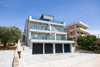 Mandre, otok Pag – dvosobni apartman s pogledom na more i vrtom, 350 m