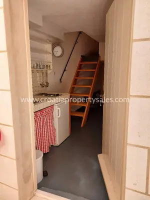 Kuća na Visu, 100 m od centra, renovirana i namještena - 7