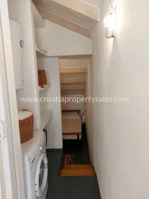 Kuća na Visu, 100 m od centra, renovirana i namještena - 9