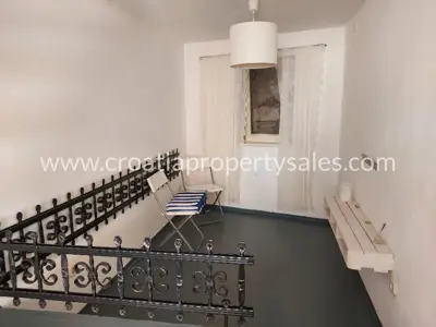 Kuća na Visu, 100 m od centra, renovirana i namještena - 5