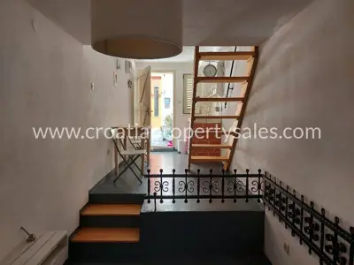 Kuća na Visu, 100 m od centra, renovirana i namještena - 4