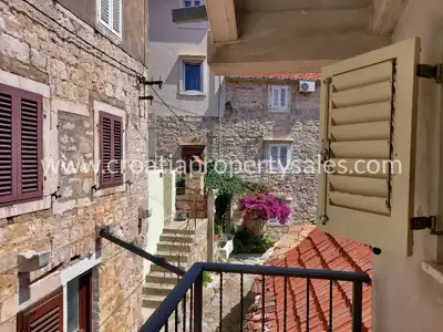 Kuća na Visu, 100 m od centra, renovirana i namještena - 2