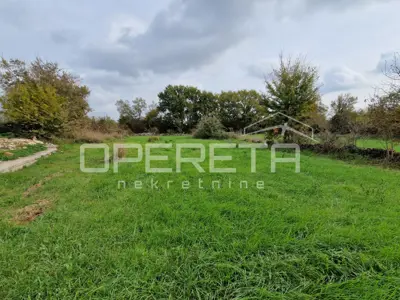 Građevinsko zemljište 820 m², Juršići, mirno selo