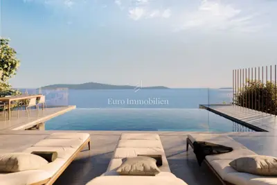 Attractive villa first row to the sea