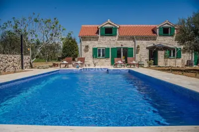 Zadar, Privlaka, Verkauf, Steinhaus mit Pool, Garten und Parkplatz.