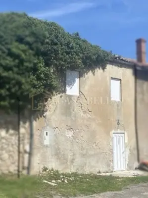 House in Bribir, center and courtyard for parking