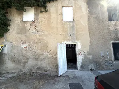 House in Bribir, center and courtyard for parking