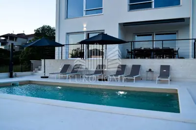 ZADAR, VILLA SA BAZENOM, dugoročni najam, od 1. rujna 2026.