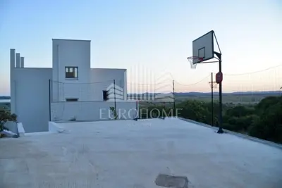 ZADAR, VILLA SA BAZENOM, dugoročni najam, od 1. rujna 2026. - 2