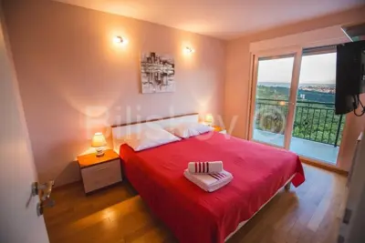 Klis-vila s bazenom i otvorenim pogledom na more i Split - 13