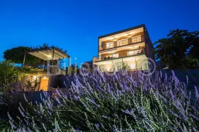 Klis-vila s bazenom i otvorenim pogledom na more i Split - 2