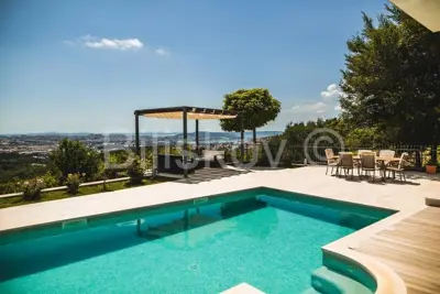 Klis-vila s bazenom i otvorenim pogledom na more i Split - 5