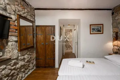 House 230 m², Drivenik - pool and yard - 16