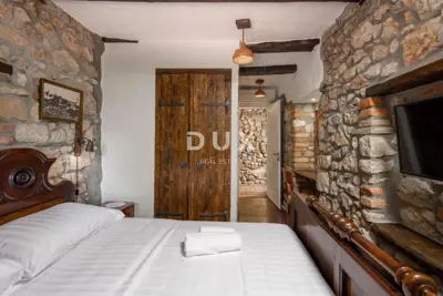 House 230 m², Drivenik - pool and yard - 9