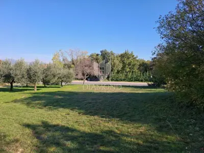 Građevinsko zemljište u Labinu, 2 km od grada, struja i voda na rubu - 2