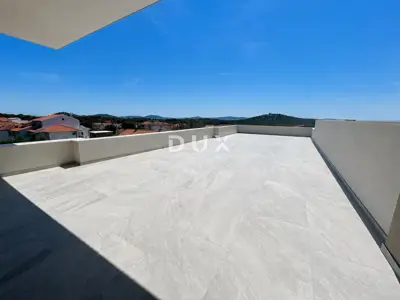 Stan 110,8 m², Tribunj - krovna terasa i pogled na more - 9