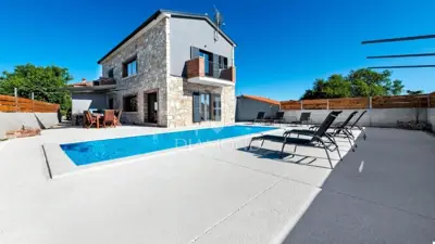 Kamena kuća 240 m², Kanfanar - bazen i okućnica