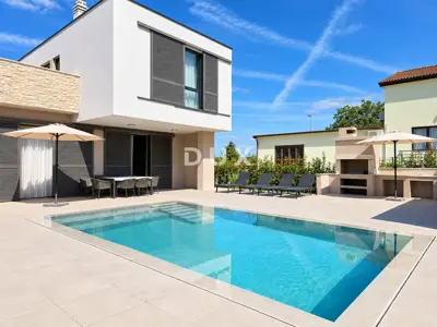 House 157 m², Umag - modern semi-detached house with pool