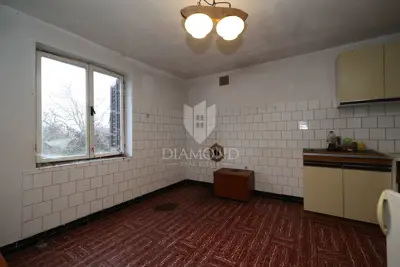 Bale, surroundings, stone house for renovation with a large yard - 12