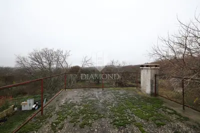 Bale, surroundings, stone house for renovation with a large yard - 10
