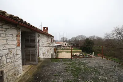 Bale, surroundings, stone house for renovation with a large yard - 4