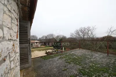 Bale, surroundings, stone house for renovation with a large yard - 5