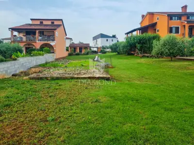 Baugrundstück 788 m², Poreč - begonnenes Projekt mit drei Wohnungen - 2