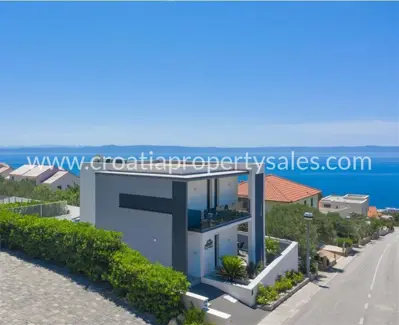 Villa in Makarska, Meerblick und beheizter Pool