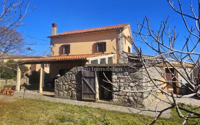 Otok Krk - samostojeća kuća s lijepom okućnicom