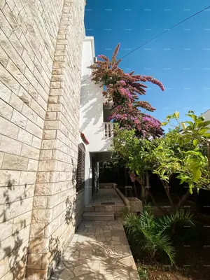 Villa in Supetar, 345 m² - 150 m from the beach and six apartments - 5