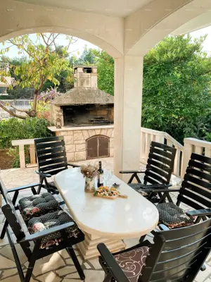 Villa in Supetar, 345 m² - 150 m from the beach and six apartments - 6