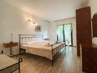 Villa in Supetar, 345 m² - 150 m from the beach and six apartments - 17