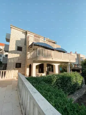 Villa in Supetar, 345 m² - 150 m from the beach and six apartments