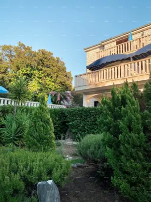 Villa in Supetar, 345 m² - 150 m from the beach and six apartments - 4
