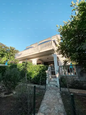 Villa in Supetar, 345 m² - 150 m from the beach and six apartments - 2