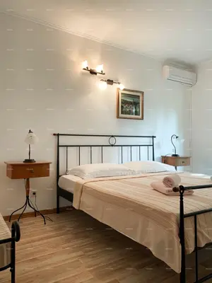 Villa in Supetar, 345 m² - 150 m from the beach and six apartments - 18