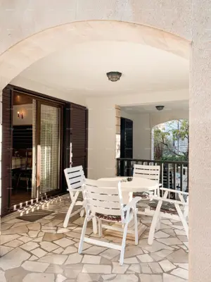 Villa in Supetar, 345 m² - 150 m from the beach and six apartments - 9