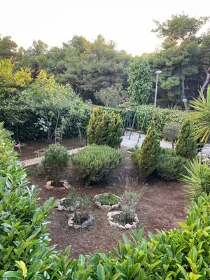 Villa in Supetar, 345 m² - 150 m from the beach and six apartments - 11