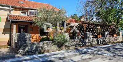 Wohn- und Geschäftsgebäude 550 m², Roč - Garten und Außenkamin