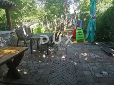 Wohn- und Geschäftsgebäude 550 m², Roč - Garten und Außenkamin - 9