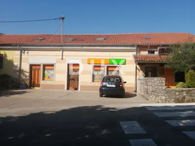 Wohn- und Geschäftsgebäude 550 m², Roč - Garten und Außenkamin - 12