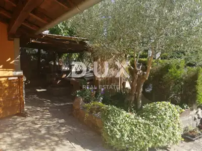 Wohn- und Geschäftsgebäude 550 m², Roč - Garten und Außenkamin - 7