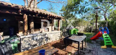 Wohn- und Geschäftsgebäude 550 m², Roč - Garten und Außenkamin - 4