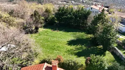Građevinsko zemljište 818 m², Labin - mirno naselje blizu plaža