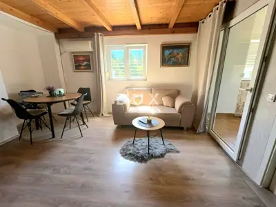 Istra, Červar Porat, 4SS+DB renoviran dvoetažni privatan stan, 250m od
