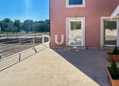 Poslovni prostor 95 m², Novigrad - prizemlje i izlog