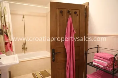 Kuća 312 m², Split - mirno mjesto u prirodi - 9