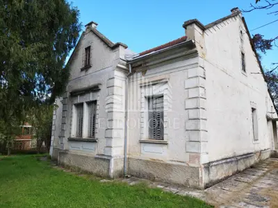 House 304 m², Otočac - quiet location near the center